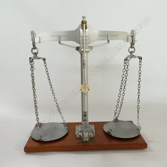 POLISHED STEEL BEAM BALANCE FOR THE CHIEF INSPECTOR OF WEIGHTS & MEASURES, BY DE GRAVE, LONDON, IN MAHOG CASE